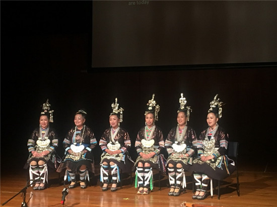 吴品仙（左二）与其他5位侗族歌者在悉尼延长侗歌.jpg