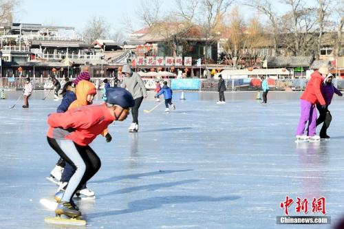 资料图：北京天气寒冷，什刹海冰场内吸引滑冰爱好者们尽享冰上运动带来的欢乐。<a target='_blank' href='http://www.chinanews.com/' _fcksavedurl='http://www.chinanews.com/'></table>中新社</a>记者 张勤 摄