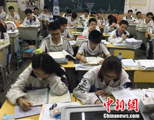 图为：福建省泉州七中同学紧张备战高考。