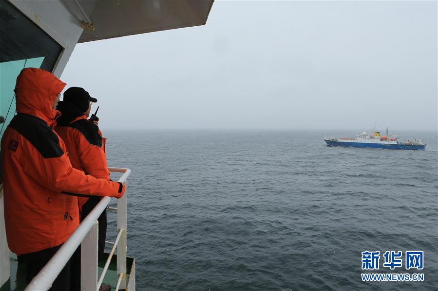 （新华视点）（1）26年后，中国科考船南极再“会师”