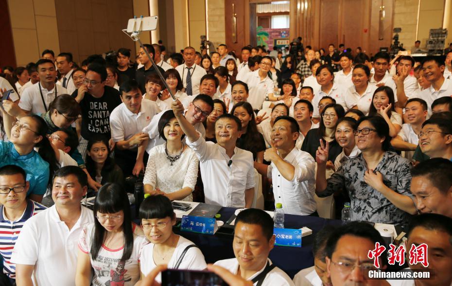 “重返课堂”活动在三亚举行 马云等与乡村教师合影