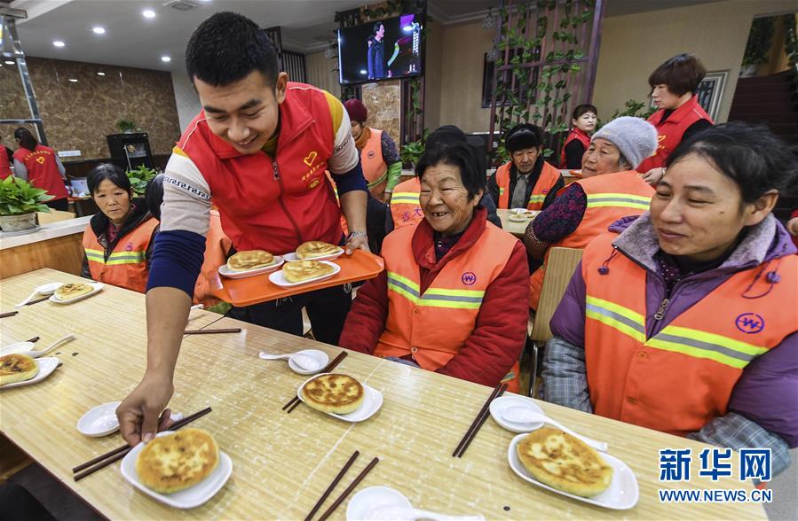 （社会）（1）河北武邑：志愿者餐厅为环卫工人免费提供爱心早餐