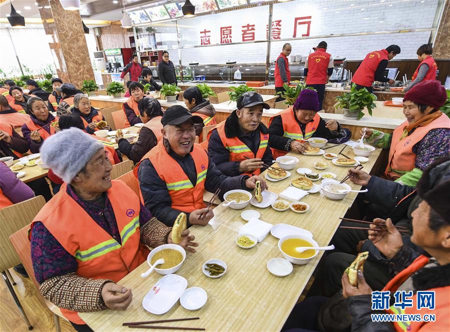 （社会）（2）河北武邑：志愿者餐厅为环卫工人免费提供爱心早餐
