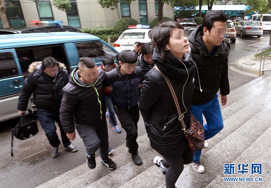 1月12日,反扒队员将扒窃嫌疑人带回辖区派出所.新华社记者 凡军 摄