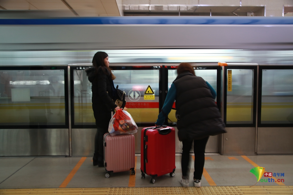 北京地铁不复往日拥挤 车内成行李箱