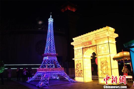 本届淹城新春灯会邀请世界三大灯光节之一的法国里昂灯光节的设计师加入设计团队。中国花灯，法式设计，让两种古老而悠久的文化互相碰撞、交融。　　　唐娟 摄