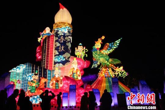 里昂灯光节的设计师将自己对中国文化的理解融入自己设计的灯光作品之中。　唐娟 摄