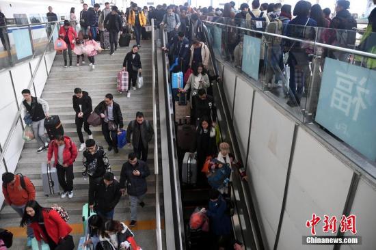 资料图：2月12日，大量的返程旅客走出福州火车南站。 <a target='_blank' href='http://www.chinanews.com/' _fcksavedurl='http://www.chinanews.com/'></table>中新社</a>记者 张斌 摄