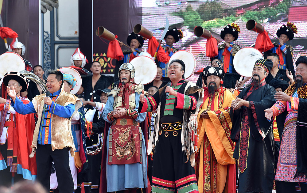 3月5日，表演者在开幕式上表演歌舞节目。