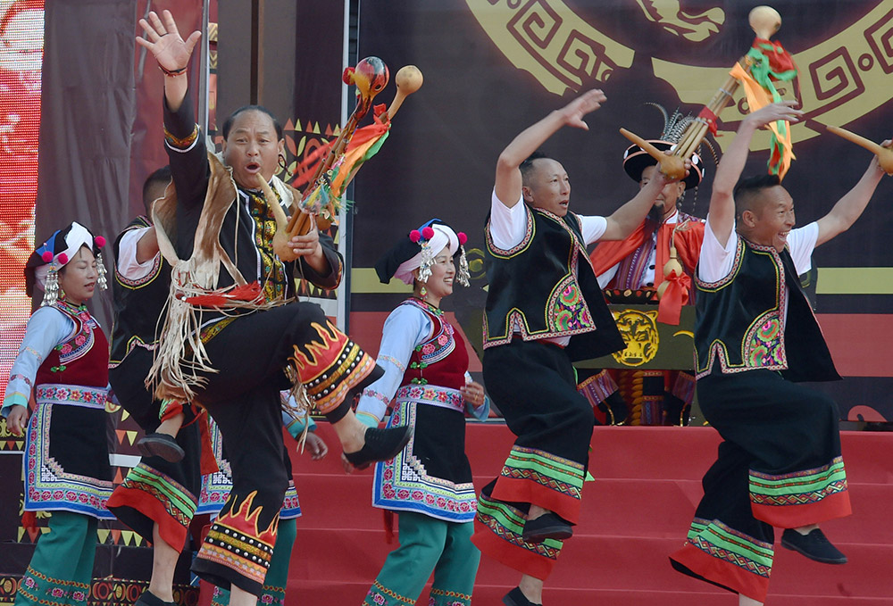 3月5日，当地彝族群众在开幕式上表演彝族歌舞节目。