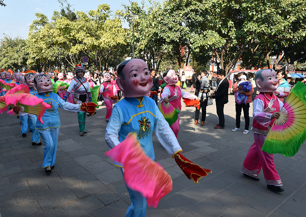 3月5日，人们在祭祖节上观看民间艺人街头表演。