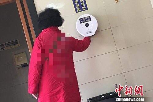 北京天坛公园厕所提供免费用纸。汤琪 摄