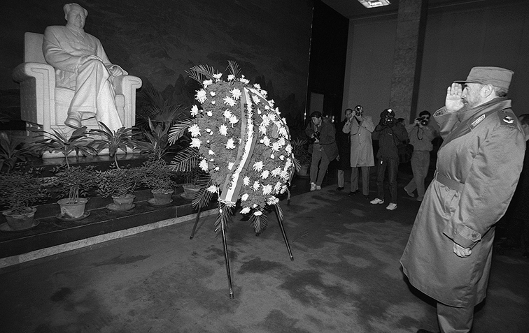 -一九九五年十二月菲德尔·卡斯特罗在北京参观了毛主席纪念堂，并向毛泽东雕像敬献花圈。 (1)