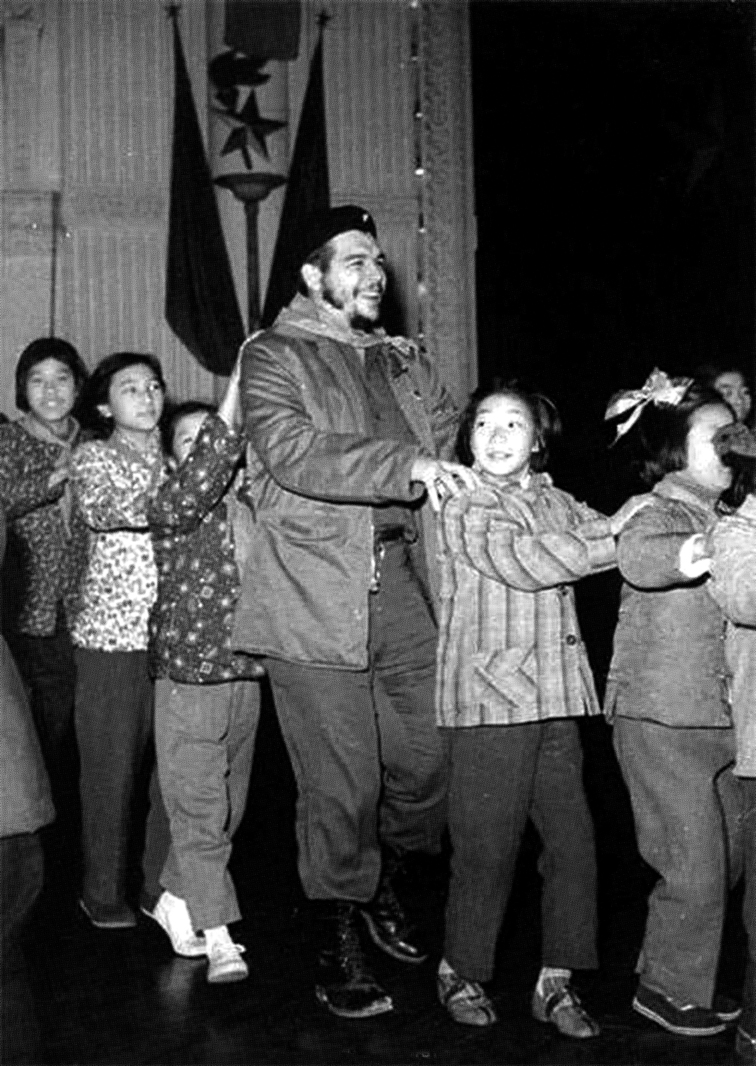 切·格瓦拉1960年访问中国期间和少年儿童在一起。
