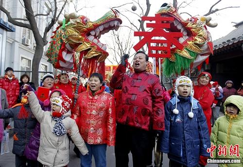 资料图北京东四的胡同里热闹上演传统民俗活动“报春”。<a target='_blank' href='http://www.chinanews.com/' _fcksavedurl='http://www.chinanews.com/'></table>中新社</a>记者 杜洋 摄_副本
