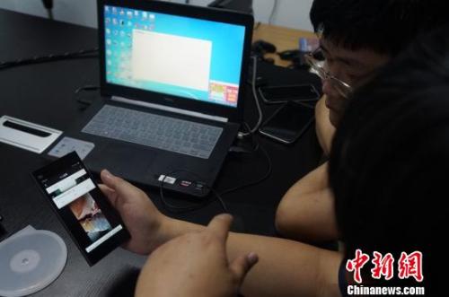 资料图：浙江省杭州市文化执法部门对某网站涉嫌传播色情信息进行调查。　全国“扫黄打非”办供图 摄