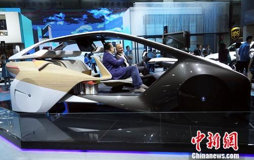 在上海举行的2017年亚洲消费电子展上，一款无人驾驶概念车的亮相吸引了众多参观者的目光。<a target='_blank' href='http://www.chinanews.com/' _fcksavedurl='http://www.chinanews.com/'></table>中新社</a>记者 汤彦俊 摄