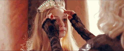 王冠好戴吗?英国女王:低头就掉,还可能扭断脖子