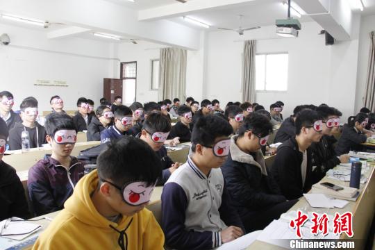 3月21日，江西理工大学材料学院汤浩给学生上睡眠体验课，指导学生科学睡眠。　邓缘 摄
