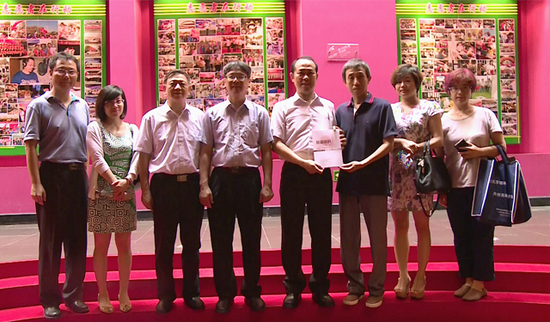 禁毒基地副主任曲晓光向台湾中正大学赠送基地与中国人民公安大学联合出版的新书《禁毒研究》