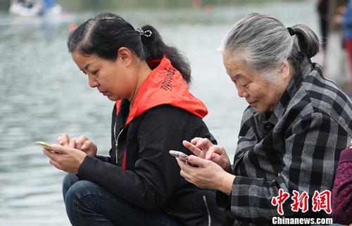 图为中国中老年女性使用智能手机上网。(资料图)<a target='_blank' href='http://www.chinanews.com/' _fcksavedurl='http://www.chinanews.com/'>中新社</a>记者 刘占昆 摄
