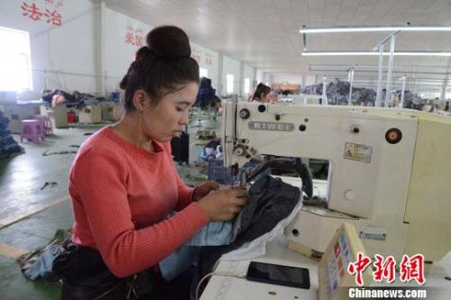 资料图：工人在纺织企业内作业。勉征 摄