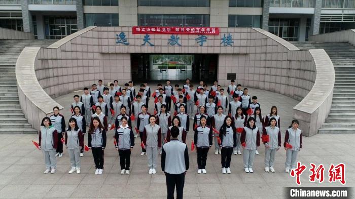 5月4日，全国18个省(自治区、直辖市)37所高校学子“云端”隔空合唱。图为淮阴工学院学子。　安亚虹 摄