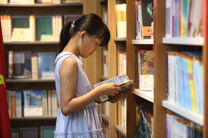 孩子们走进图书馆或书店，与书香相伴，遨游知识的海洋。董红巧摄