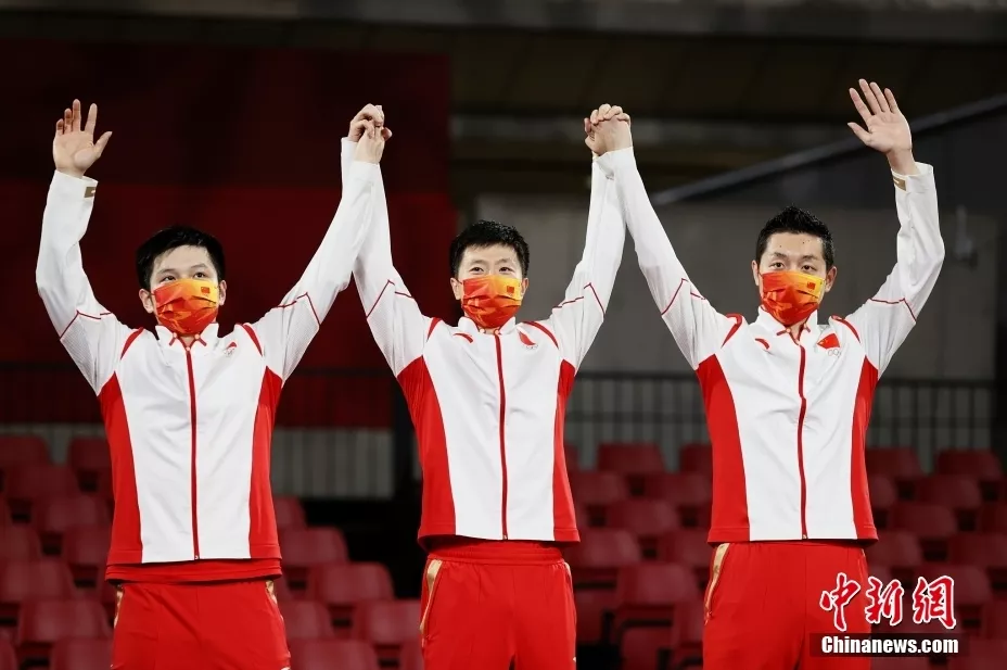 东京奥运会乒乓球男团决赛中，中国队以3：0战胜德国队，获得冠军。图为颁奖仪式。图片来源：视觉中国