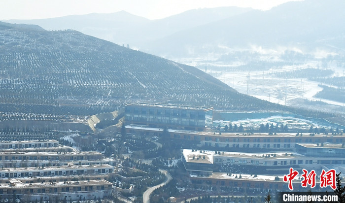 图为2021年12月9日拍摄的张家口山地转播中心（中间三层建筑）。 <a target='_blank' href='/'></p><p  align=