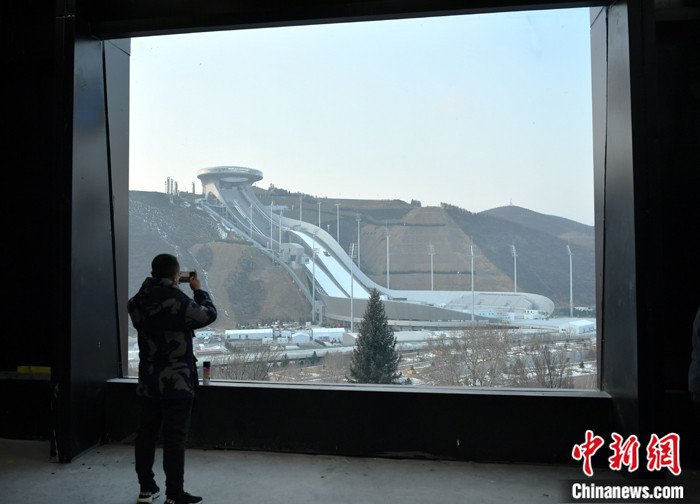 图为2021年12月9日，在张家口山地转播中心，透过巨大的落地玻璃窗可以清楚地看到“雪如意”（国家跳台滑雪中心）。 <a target='_blank' href='/'></p><p  align=