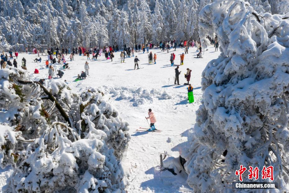 航拍江西庐山滑雪场人潮涌动冬奥会带来滑雪热