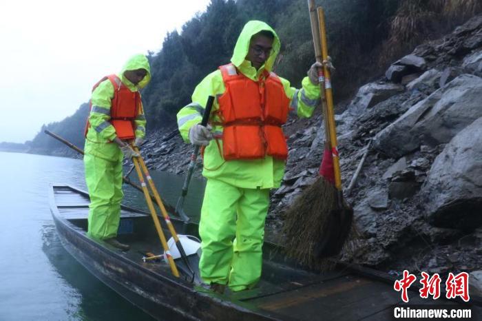 访春运下的高铁“守隧人”:山水之间青春留痕