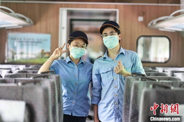 重庆：“90后”铁路夫妻档用“爱”守护列车安全