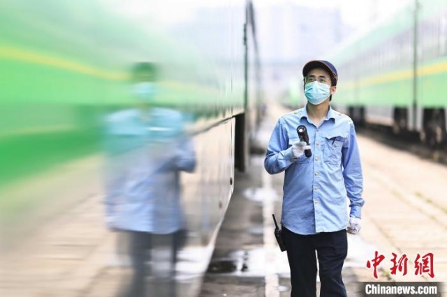 杜万森检查列车车体。　苏志刚 摄