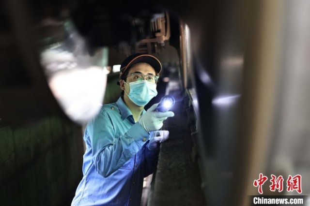 杜万森检查列车。