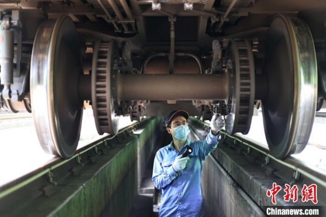 杜万森检查列车。　苏志刚 　摄
