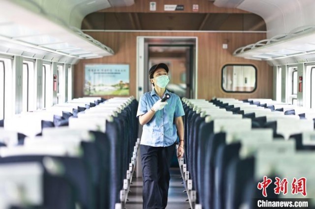 何丽娟正在检查列车设备。　苏志刚 摄