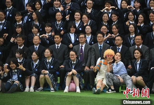 安徽合肥：2100余名高三毕业生同框拍摄“超级毕业照”