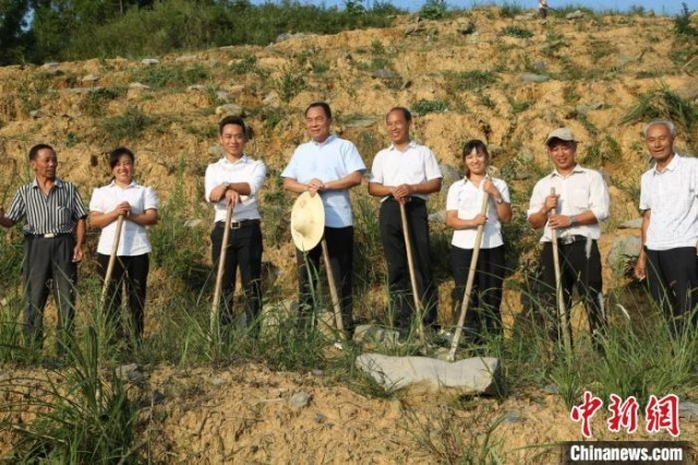 2014年，向长江(左四)开始他的艰难扶贫路。　向家村供图