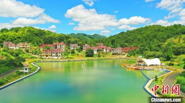 修葺一新的村民房屋。　向家村供图