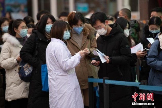 2021年11月28日，山西省太原市，考生步入考场前出示准考证。 <a target='_blank' href='/'><p  align=