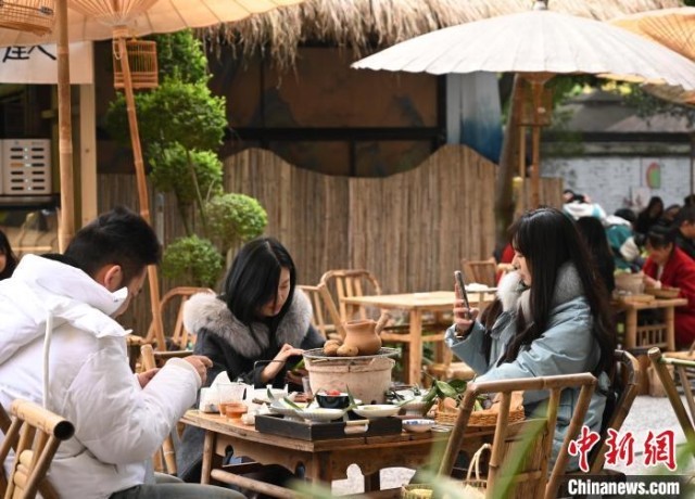成都一茶馆内,坐满了“围炉煮茶”的顾客。 安源 摄
