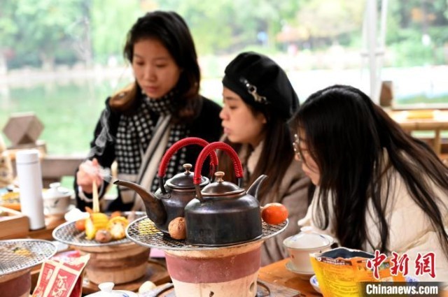 茶馆里“围炉煮茶”的年轻人。 安源 摄