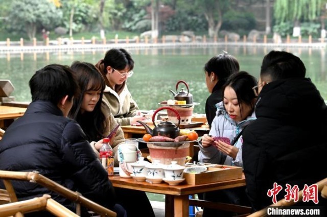 成都一茶馆内,坐满了“围炉煮茶”的顾客。 安源 摄