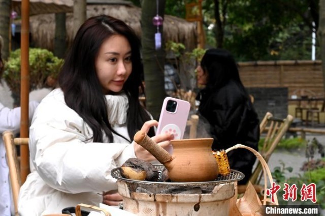 市民在茶馆里拍照打卡。 安源 摄