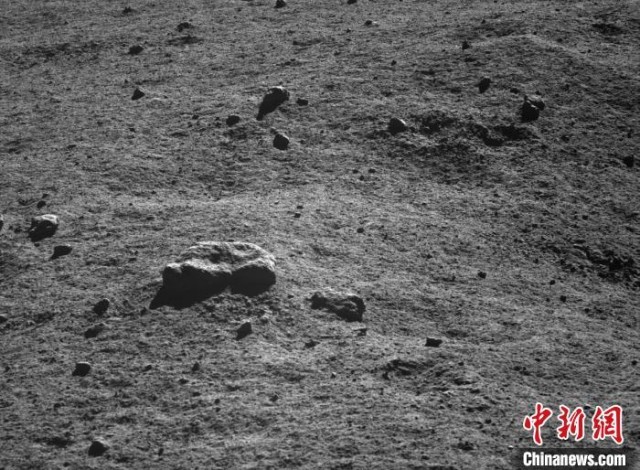 图为距离月球车约4米处的一块石头，大小约为25厘米。　国家航天局 供图