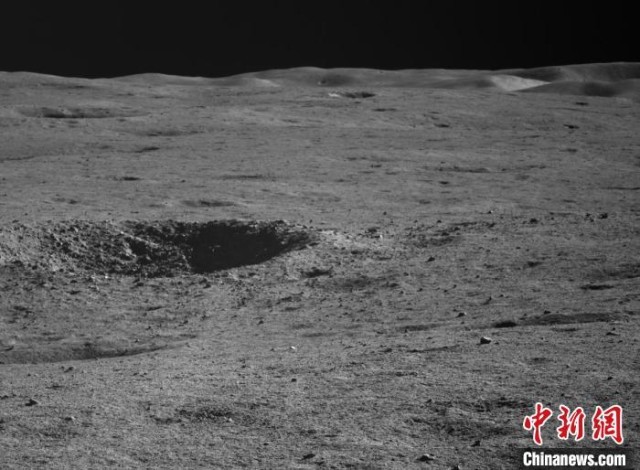 图为距离玉兔二号月球车约37米处的一个小型撞击坑，直径约5米。　国家航天局 供图