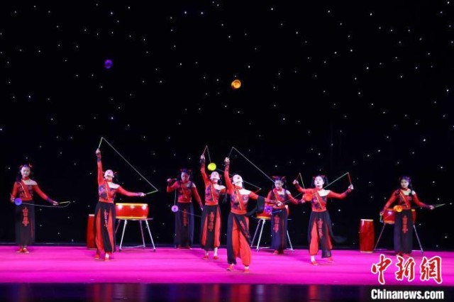 江西21名杂技少年精湛演出献上特殊“毕业典礼”