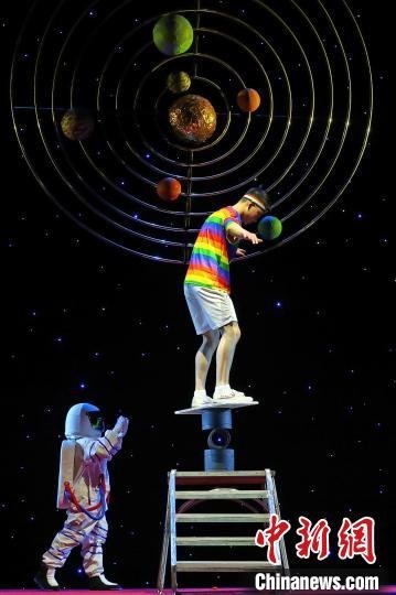 2月16日，江西南昌，杂技少年踩在滚筒上表演《星空遐想》节目。　刘占昆 摄